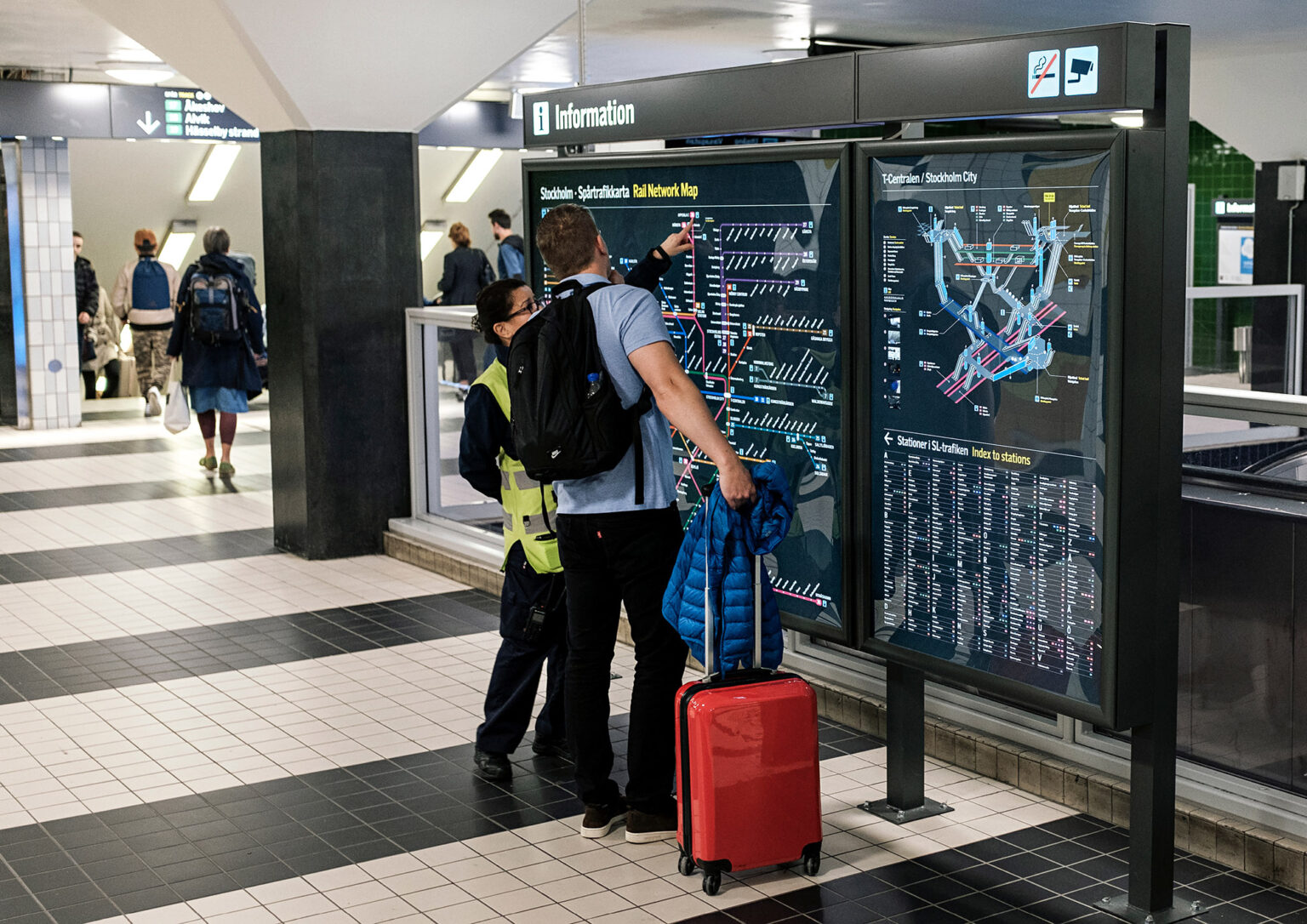 Orienteringstavla T-Centralen Stockholm City och Odenplan där den nya pendeltågsstationen är inritad. Utförd av Tomas Lindell.
